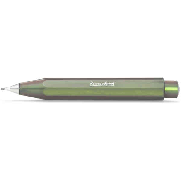 Kaweco Lunar Sport stiftpenna i färgen Shadow Green med en iriserande grön yta som skiftar i ljuset.