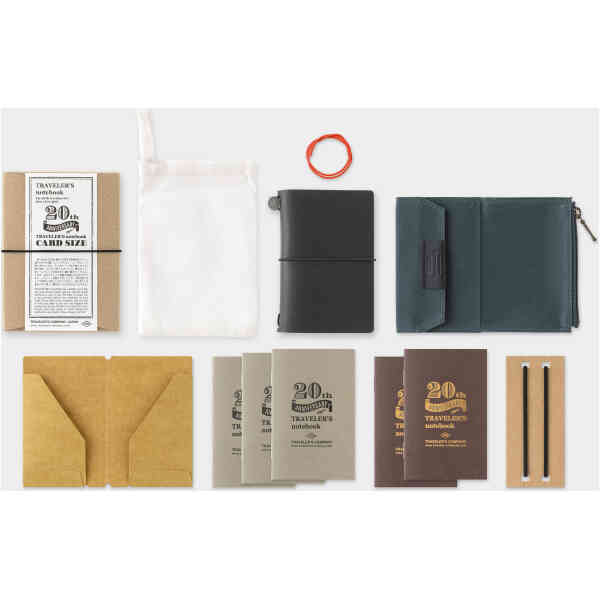TRAVELER’S notebook Card Size 20th Anniversary Set Black Förbeställ och betala nu för leverans av hela ordern 23 april