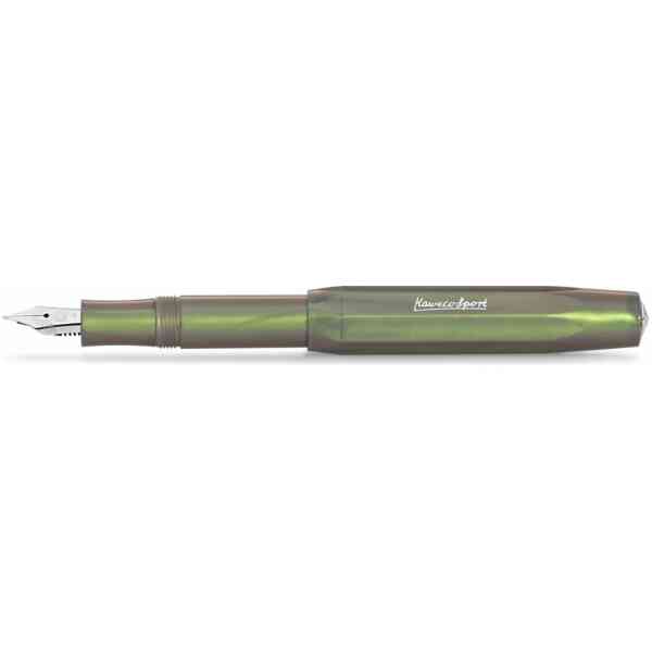 Kaweco Lunar Sport reservoarpenna i färgen Shadow Green med en iriserande grön yta som skiftar i ljuset.