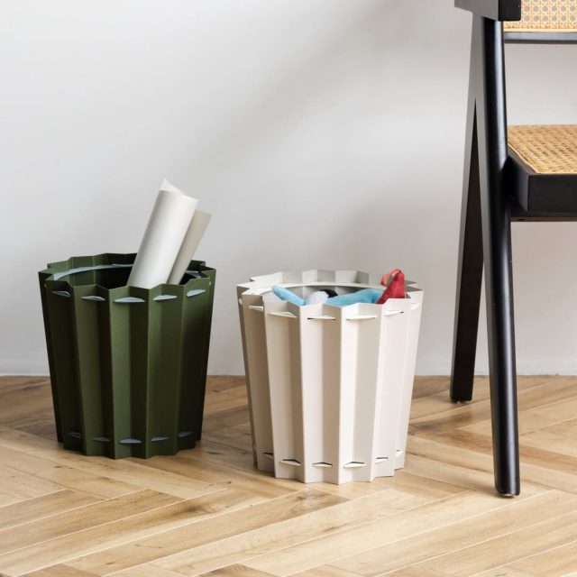 Sikigu är en nyhet på Lexis Papper som vi är väldigt glada över. Det är ett japanskt varumärke som grundades 1919 och har sin bas i Osaka. Sikigu låter traditionellt hantverk möta modern design och skapar produkter som passar in i en modern livsstil och framhäver papperets kulturella betydelse.

Vi har lånat bilderna från Sikigu och vi har det allra mesta som visas här, men i något fall inte i alla färger. Utforska Sikigu på vår hemsida eller kom förbi Lexis Papper. Kanske hittar du en ny favorit! 

Bilderna visar bland annat Pad Note och Paper Pockets samt deras förvaringslösningar; Zigzag Box, Fumibako brevlådor och Pleats Tray, designade för att elegant organisera papper, små föremål och accessoarer. ❤️🇯🇵

@misc.distribution @taiseishiki #lexispapper #lundcity #visitlund #pappershandel #sikigu #stationeryshop