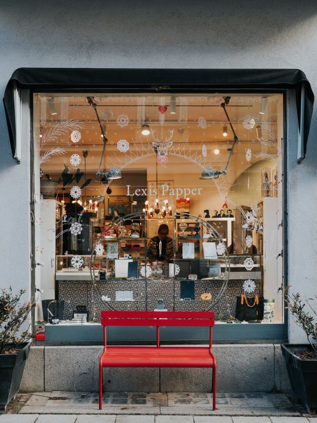 Hos oss hittar du en julklapp till någon du tycker om, till den som uppskattar god design och hög kvalitet, som älskar att skriva, rita, måla, pussla, stämpla, klippa med en riktigt bra sax, som uppskattar vackra bläck eller en skrivbok med perfekt känsla i pappret. Eller som tycker om Tintin! Eller kanske allrahelst en present till dig själv. Välkommen till Lexis Papper! 

#lexispapper #lundcity #visitskåne #visitlund

📸 @locvotos