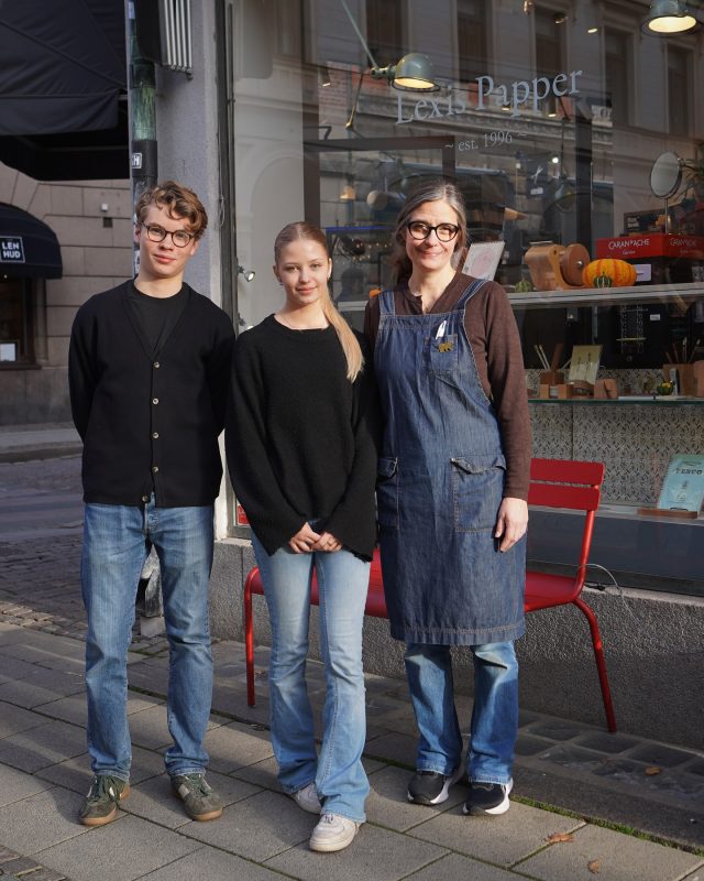 Dagens uppställning på Lexis Papper, Oskar, Linnea och Susanna, håller söndagsöppet kl 12-16. Välkommen! 😊
