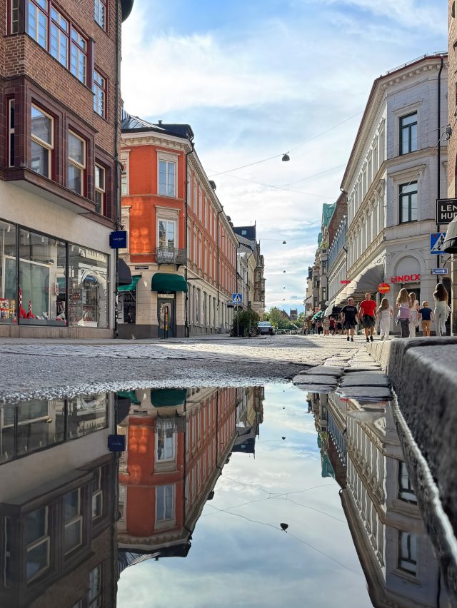 En bild från en lördag med ömsom regn och ömsom sol på Klostergatan i hjärtat av Lund! 😊

#lundcity #visitlund #lexispapper #prettycity