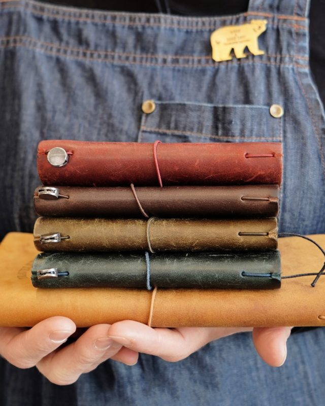 ⭐️ TÄVLING! ⭐️ På Lexis Papper är vi väldigt stolta över att vara Partner Shop till Traveler´s Company - en av några få i Europa. Deras tjugoårsjubileum firas bland annat med Card size 20th anniversary set, som får säljas från imorgon. Med anledning av detta utlyser vi nu en tävling: tagga @lexispapper i en bild i stories, där bilden visar Traveler´s Company´s produkter. Kanske din alldeles nya card size notebook så småningom, eller dina finaste favoriter och trognaste följeslagare. Det går utmärkt att delta med flera bilder.

Våra mest hängivna medarbetare väljer den finaste bilden som belönas med ”20th Anniversary Customization Set” - en liten väska i plåt innehållande stickers, charms, clips och lite annat. Tävlingen pågår till och med tisdag 28 april, men priset kan inte hämtas av / skickas till vinnaren förrän 1 juli, då denna produkt lanseras.

Lycka till! 

#travelerscompany #travelersnotebooks #lexispapper @misc.distribution @travelers_company #tavling