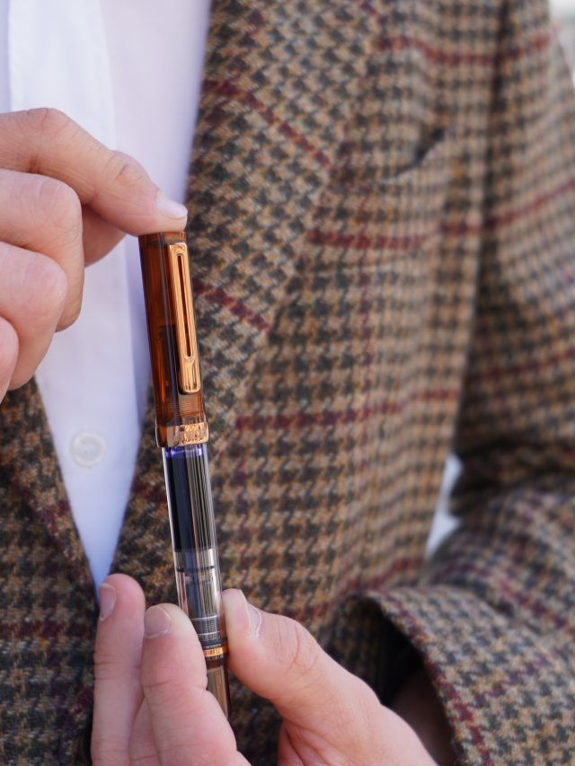 Det här är ännu en av säsongens nyheter från TWSBI: Eco Rootbeer with Bronze - en reservoarpenna med iögonfallande design och den pålitliga prestanda som har gjort Eco-serien till en favorit världen över. 

Den utmärker sig med en transparent kropp som vackert kontrasteras mot eleganta bronsfärgade detaljer. Den genomskinliga kroppen ger full koll på bläcknivån och det inbyggda kolvmatningssystemet (piston filler) rymmer en imponerande mängd bläck, vilket gör att du kan skriva länge utan avbrott med ett jämnt, pålitligt och mjukt bläckflöde.

TWSBI Eco Rootbeer with Bronz kostar 689 kr. ☕️

#twsbi #twsbieco #lexispapper #lundcity