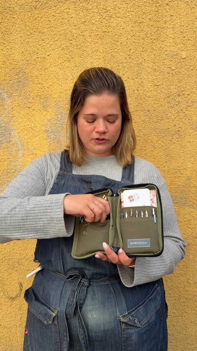Vår medarbetare Sara berättar om varför hon älskar sitt pennskrin och vilka favoriter bland pennor & pyssel som ryms i det! 😊❤️

Pennskrinet är japanskt och kommer från Anything x Robinson. Det finns i svart, marinblått, orange och grönt, och kostar 589 kr.