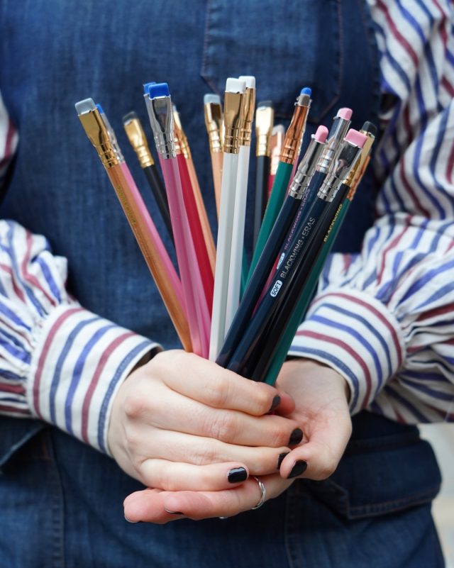 Blyertspennans dag firas den 30 mars varje år, detta med anledning av att Hymen Lipman från Philadelphia år 1858 tog patent på en blyertspenna med ett fastsatt suddgummi. Blyertspennan är dock mycket äldre än så. Den har inte uppfunnits av en enskild person utan utvecklats över tid, och ren grafit har använts åtminstone sedan mitten av 1500-talet. Hur som helst är det en bra dag att uppmärksamma handskrift, kreativitet och kraften i en enkel penna! ✏️

#lexispapper #lundcity #visitlund #blyertspenna #blackwing