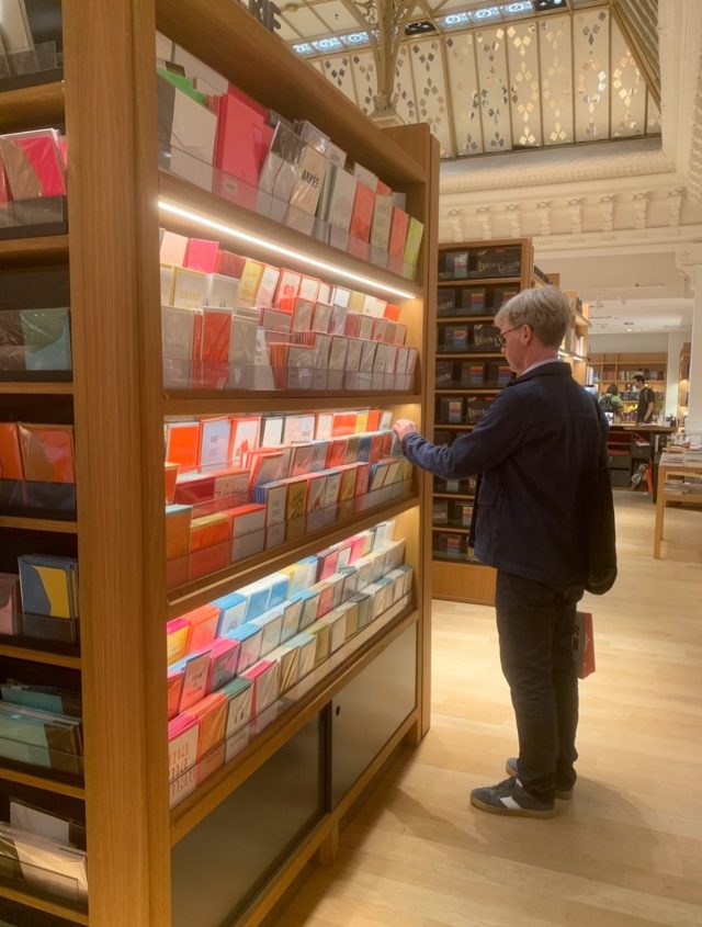 I samband med mässan Maison & Objet besökte Susanna och Sven Petter Paris för en dryg vecka sedan. Bilderna visar en samling fantastiska pappersbutiker med Le Bon Marché i spetsen: ett varuhus med Europas sannolikt mest välsorterade pappershandel, högst upp under det vackra glastaket. Där pågick dessutom ”Super Japon” som var både extremt fint presenterat och väldigt inspirerande. Vi besökte också Traveler’s Company’s Partner Shop i Paris, IJII Papeterie, och fick en stämpel ❤️. Övriga bilder kommer från butikerna Papier Royal, l’Ecritoire och underbara Passage Verdeau.

Vad de hittade på mässan ser vi fram emot att presentera inom kort! 😊