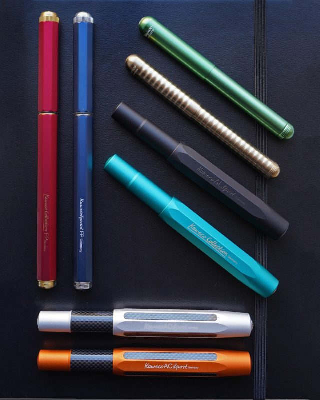 Fredag 7 november firar vi reservoarpennans dag. Med anledning av det har vi dykt ner i vårt lager av enstaka och utgångna modeller från Kaweco, som vi presenterar här. De finns inte i webshoppen men om du inte har möjlighet att komma till vår butik går det bra att maila oss på info@lexis.se så löser vi det!

Vi har en av varje eller i något fall två, så det är först till kvarn som gäller! Priset är 20% rabatt i förhållande till vad de kostat hos oss. Nibbarna är utbytbara. 

Kaweco Collection Special Fountain Pen, red, nib F, 735 kr
Kaweco Collection Special Fountain Pen, red, nib B, 735 kr
Kaweco Collection Special Fountain Pen, blue, nib M, 735 kr
Kaweco Collection Liliput Green, nib F, 687 kr
Kaweco Collection Liliput Green, nib M, 687 kr
Kaweco Collection Liliput Brass Waves, M, 687 kr
Kaweco AL Sport Black Fountain Pen med svart nib BB, 759 kr
Kaweco Collection Iguana Blue Fountain Pen, nib M,  759 kr
Kaweco AC Sport white, Fountain Pen, nib M, 881 kr
Kaweco AC Sport orange, Fountain Pen, svart nib F, 881 kr 

#kaweco #lexispapper #lundcity #visitlund #pappershandel #stationeryshop #papeterie