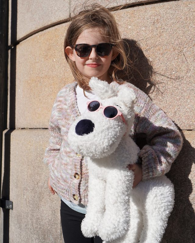Vi har kompletterat vårt stora sortiment av läsglasögon och solglasögon från Izipizi med solglasögon även för de minsta! 

Bilderna visar vår modell Agnes som har på sig ett par Junior Sun som passar barn mellan 5 och 10 år. Milou har ett par rosa solglasögon för barn 9-36 månader, som även finns i ljusblått och gult. De finns i såväl butik som webbshop och kostar 389 kr. 😊

Description
IZIPIZI looks after your little ones with its KIDS range of sunglasses for babies aged 9-36 months (head circumference 40-47 cm)*. Our models protect babies’ eyes in every situation, from towns to countryside adventures and outdoor activities, summer and winter alike! Our 100% UV Category 3 (UV 400) polarized grey lenses offer maximum protection while respecting natural colours. They reduce light intensity and protect your infants’ eyes from glare. The ultra-flexible, bisphenol-A free and hypo-allergenic frames are perfect for a baby’s everyday adventures. The straight arms mean they will also adapt to your baby’s growth. They come with a removable silicon strip for optimal hold. Offering cuteness and protection guaranteed, our KIDS models are the new must-haves for your little one’s outings! Discover our BABY models for newborns and our KIDS+ models for older children!