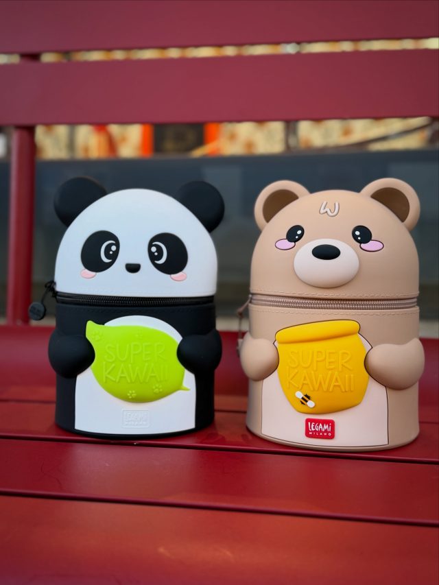 Vi har mängder med nyheter från Legami med både pennor, pennskrin och pyssel. Bland pennskrinen är vi särskilt förtjusta i Super Penholder i form av Psnda och Teddy Bear som rymmer mängder med pennor och pyssel, och årets Halloween- special ”Kitty Witch”. I bakgrunden syns även ”Bam-boo”. 👻🎃👻🕷️