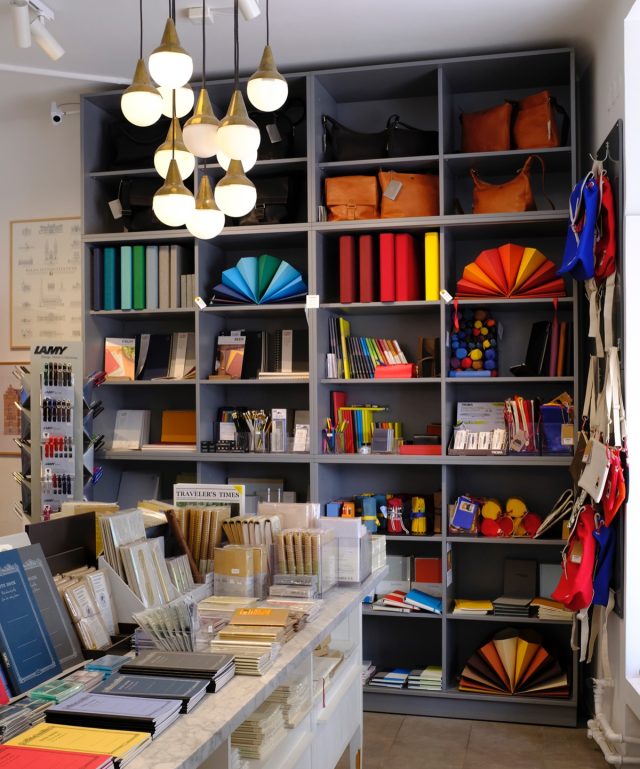 Fabriano tillverkar papper av högsta kvalitet och fina föremål i läder, i en tradition som sträcker sig tillbaka till 1200-talet. Den lilla staden Fabriano ligger i Marche i närheten av Ancona, och är än idag centrum för papperstillverkning i Italien. Vi har stora och små akvarell- och skissblock, mängder med olika skrivböcker, papper som säljs styckvis till inbjudningar och annat viktigt, underbara hemarkiv i olika färgställningar, fodral, pennskrin och nyckelringar, och det senaste tillskottet är väskor som vi är väldigt förtjusta i! ❤️🇮🇹

#fabriano #fabrianopaper #lexispapper #lundcity #visitlund #visitskane