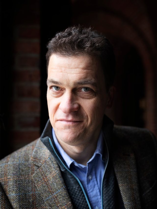 Eskil Fagerström signerar sin bok ”Historien om Lund” fredag 5 juni kl 16-18 på Lexis Papper. 
Varmt välkommen!

”I Historien om Lund skildrar journalisten och författaren Eskil Fagerström hur en liten stad på den skånska slätten under drygt tusen år har varit ett kraftfält för idéer, kunskap och internationella impulser. Från vikingatidens stadsgrundande via kyrkans och universitetets epoker till dagens kunskaps- och forskningsstad följer boken Lunds långa resa – och söker svaret på hur stadens särställning kunnat bestå genom seklerna.

Trots sin ringa storlek utvecklades Lund tidigt till ett kyrkligt maktcentrum med domkyrkan som nav, och med universitetets grundande lades grunden för en stad präglad av lärdom, idéutbyte och internationella kontakter.

Berättelsen tar sin början i mitten av 900‑talet, när en dansk vikingakung låter anlägga en ny stad med kungsgård, kyrka och myntverk. Genom historien följer perioder av expansion, krig, stagnation och förnyelse, vidare mot industrialisering, kunskapssamhälle och stadens roll idag i Öresundsregionen.

Med särskild tonvikt på 1800‑ och 1900‑talen, och med berättelser om både vardagsliv och avgörande samhällsförändringar, vill Eskil Fagerström bredda bilden av staden bortom de välkända symbolerna. Det är en stadshistoria som inte bara handlar om institutioner, utan också om människorna som levt och verkat här. Historien om Lund ger ett helhetsperspektiv på stadens historia som tidigare saknats.

Boken är kronologiskt upplagd och rikt illustrerad i fyrfärg, och ger både en sammanhängande stadshistoria och möjligheten att fördjupa sig i enskilda epoker och skeenden. Genomgående löper en tydlig tanke: Lunds långsiktiga livskraft har byggt på öppenhet mot omvärlden – och på förmågan att ta in nya idéer och göra dem till sina egna.

Eskil Fagerström är författare och infödd lundabo. Han har varit verksam som nyhetsjournalist i staden under nära 30 år, bland annat som reporter och chef för Sydsvenskans lundaredaktion”.

@historiskamedia #lundcity #visitlund #lexispapper