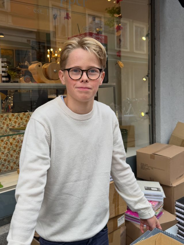 Vi har lagerrensning utanför Lexis Papper idag när det är Kulturnatt i Lund. Här hittar du väldigt billiga block, mappar, kuvert och lite av varje. Och Emil! 

Inne i butiken möter du pennspecialisten Björn Arebom. Han finns på plats kl 13, 14, 15, 16, 17, 18 och 19 för att värdera pennor och berätta om pennans historia. Passa på att få ett expertutlåtande om hur du underhåller dina gamla pennor och ta reda på vad de kan vara värda.

Välkommen!