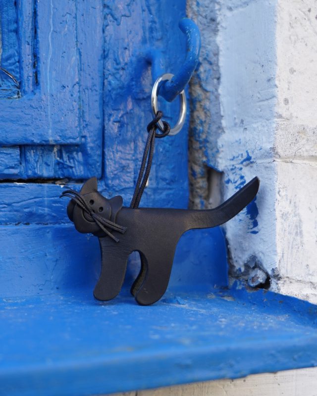 Påfyllt med nyckelringar från Fabriano Boutique 🌞
- tillverkade i Toscana av italienskt läder. Bilderna visar Happy Keyring Cat & Happy Keyring Dog men vi har även cyklar, vespor, hus, körsbär, jordgubbe, ananas, bil, haj, båt och flygplan. Och kanske någon mer! 

#fabrianoboutique #fabriano #madeineurope #lexispapper#lundcity @fabriano1264