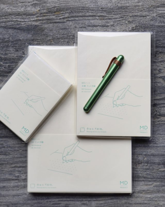 Skrivböcker från MD Paper och en grön Kaweco Liliput, kompletterad med ett bronsfärgat clip. 💚

Midoris MD Paper Notebooks har ett mjukt crèmefärgat papper som är mycket behagligt att skriva på och helt perfekt för reservoarpennor, även med blötare bläck. Dessa fina skrivböcker finns i olika storlekar, med blanka, linjerade och rutade blad, och nu även med ”dot grid”. 😊 

#mdpaper #midori #kaweco #lexispapper #lundcity