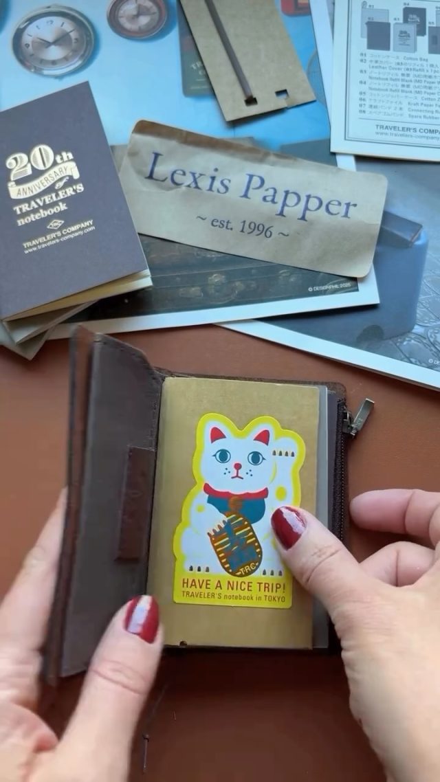 Det fina inlägget är lånat av @allaboutnotebooks ❤️
 
Unbox and set up my 20th anniversary TN with me😍 It’s so cute! How do you like it so far? I’ll start with mine as a EDC wallet 🤗

@misc.distribution @travelers_company #travelersnotebooks #travelersnotebook20thanniversary #lexispapper