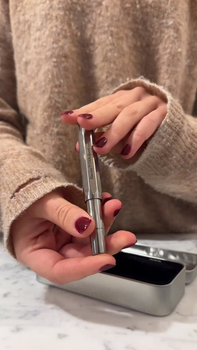 KAWECO TITAN SPORT
Det här är höstens stora nyhet från Kaweco som vi hade premiär för igår - Kaweco Titan Sport. Det är en penna som är fantastiskt elegant, extremt lätt, hållbar och skinande blank. Den kommer att vara en njutbar följeslagare av högsta kvalitet för lång tid framöver. Den finns med Kawecos fem olika bredder på spetsen, från extra bred till extra fin, och spetsen är enkelt utbytbar. 
Kaweco Titan Sport kostar 2590 kr. Till er som förbeställt den: vi  postade paketen igår! 😊

@kaweco.germany #kawecotitansport #kawecosport #lexispapper #lundcity #visitlund