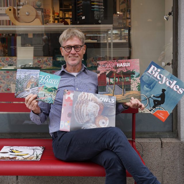 Sven Petter visar fina väggkalendrar från Pomegranate med motiv med ugglor, cyklar, Hilma af Klint, japanska motiv, fåglar och annat! 🦉 🚴‍♀️ 🐦 

Idag möter du Sven Petter, Oskar och Sara på Lexis Papper. Välkommen lördag 10-16 och söndag 12-16. 

Trevlig helg! 

#lexispapper #lundcity #pappershandel #stationeryshop