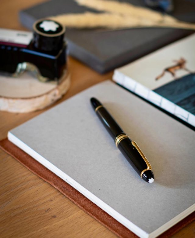 Ett fint inlägg som vi lånat av @nordicnib som köpt sin Montblanc 146 hos oss! 🙏😊

#Repost @nordicnib
・・・
Some objects are bought.
Others are chosen carefully, 
then kept for decades.

The Montblanc 146 feels like the latter.

Classic for a reason.

#NordicNib
#Montblanc146
#WritingRitual 
#lexispapper
