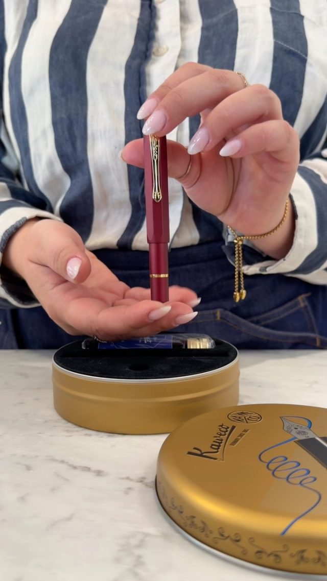 Idag är vi väldigt glada över att presentera en av vinterns nyheter från Kaweco - den helt underbart fina Kaweco AL Sport Piston Filler i den oemotståndliga färgen Bordeaux Gold. ❤️ Den finns att se i vår butik och på www.lexis.se, där du kan förbeställa den och andra nyheter som Lunar Light Purple och Lunar Shadow Purple. Pennorna säljs från 14 oktober kl. 12 och förbeställda pennor skickas då. 

⭐️ Like velvet in your hand
Our Piston Sport AL series gets more colourful: Just in time for the holidays, our metallic piston filler gets a new, luxurious look. The anodised red surface of the robust aluminium body is highly durable and gives the pen a high-quality haptic. The colour perfectly harmonizes with the added golden elements, which imbue the piston filler with a great elegance. The perfect balance between the weight and diameter of the fountain pen also ensures that one’s hand does not become tired even after long periods of writing.
The transparent ink window allows you to monitor the ink level at all times. If the ink runs out, the piston filler can be refilled quickly and easily thanks to the exceptionally smooth-running refill mechanism. This filling system also enables the use of inks in an unsurpassed variety of colours, as many ink colours are only available in bottles.

The Kaweco Sport Piston Filler is available as a ready-to-use Starter Set with a 32 ml ink bottle in the colour Royal Blue or as a writing instrument without additional ink.