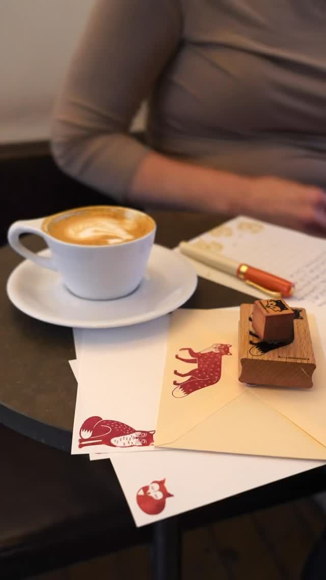 Vår medarbetare Cecilia sitter gärna på café och skriver brev. Här med brevpapper från Midori, en Kaweco Student 70’s Soul orange och stämplar och stämpeldyna från Perlenfischer. ❤️

#lundcity #lexispapper #visitlund #pappershandel #stationeryshop #kaweco #perlenfischer #midori