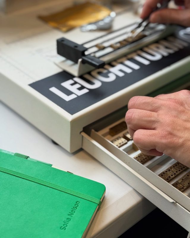 Just på pågår vårt präglingsevent! Fram till kl 18 idag tisdag har du möjlighet att få ditt namn präglat på en anteckningsbok från Leuchtturm1917 eller Paperstyle.

Du kan välja mellan guld-, silver- eller blindprägling. Mängden text motsvarar ett namn med för- och efternamn, på en rad. Präglingen är kostnadsfri. 😊

#paperstyle #leuchtturm1917 @leuchtturm1917 #lexispapper #lundcity #visitskåne #visitlund