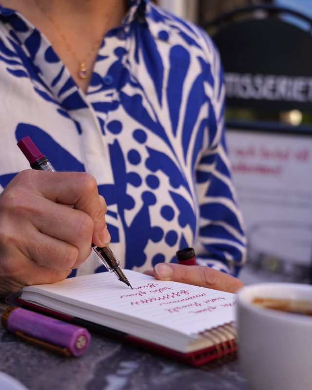 Twsbi: ECO Plum with onyx… 👌 💕
Blocket med linneklätt omslag heter Kozo och den fina glassen kommer från Syster Jakobs Glassbar. @systerjakobs 🍒

@twsbi #lexispapper #lundcity #twsbieco #pappershandel #visitskåne