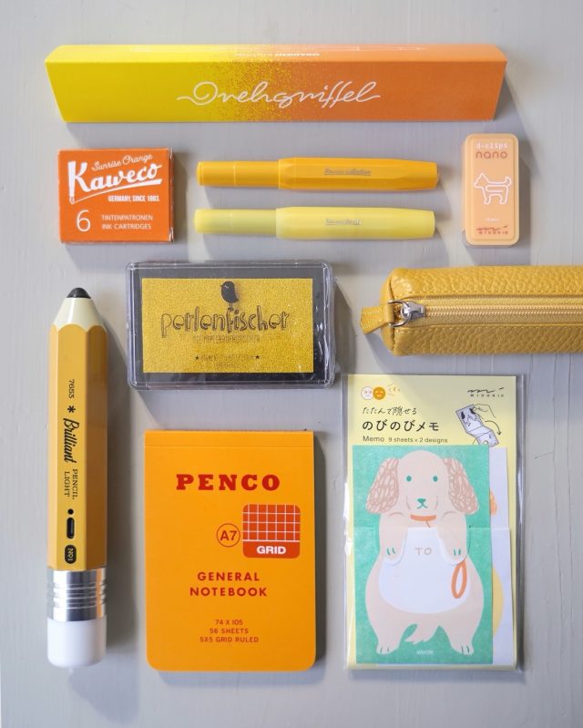 Välkommen till Lexis Papper i helgen och njut av det ljuvliga vårvädret i vårt påskfina Lund! 🐣 Vi har öppet lördag 10-16 och söndag 12-16.  Trevlig helg! 

Bilderna på tema påskpresenter, vårligt och färgglatt visar bland annat ficklampan Cordless Pencil Light, skrivbok Penco, pennskrin Fabriano, pennor Kaweco & Leuchtturm , pennskrin Legami, sticky notes, gem och magneter Midori. 🐤