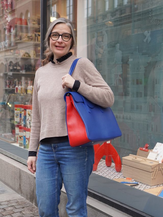 Vi är glada över att vara en av få utvalda butiker som säljer Fabriano Boutique, som utöver Fabrianos sortimentet med underbara papper och block även presenterar pennskrin, fodral, exklusiva skrivböcker, nykelringar, hemarkiv och andra skrivbordstillbehör. Att det här är en av Susannas favoriter går inte att ta miste på! Den stora, eleganta väskan ”Camilla” från Fabriano Boutique är tillverkad av italienskt kalvskinn och finns i rött, svart eller som här i kombinationen rött & blått. Priset är 3.750 kr. 

”Designed for work and everyday life, the Camilla bag combines elegance and practicality. Crafted by our skilled Italian artisans, this bag is made from vat-dyed calfskin with a hammered finish, ensuring a luxurious and durable exterior. The interior lining matches the exterior tone, providing a cohesive and stylish look. The Camilla bag features double reinforced handles and an adjustable, detachable shoulder strap, offering versatile carrying options. Whether you prefer to carry it by hand or over the shoulder, this bag adapts to your needs. The rigid base with metal feet ensures stability and durability, while the soft internal reinforcement protects your belongings. Inside, you’ll find two open pockets, perfect for holding a mobile phone and small notebooks, and a zipped pocket for securing smaller items. The flap with a magnetic fastening provides quick and easy access, ensuring your essentials are always within reach. Measuring 33x30x10 cm, the Camilla bag is spacious enough to accommodate your daily necessities while maintaining a sleek and sophisticated profile. Whether you’re heading to the office or out for a casual day, the Camilla bag is the perfect companion, blending functionality with timeless Italian craftsmanship”. 

@fabriano1264 #lexispapper #lundcity #fabrianoboutique