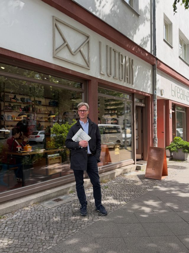 Några av oss började semestern med att åka till Berlin, och här kommer några favoriter bland pappershandlare, kaffebarer och annat! ✏️ ☕️ 🚲 🇩🇪

Luiban - en av de finaste pappersbutiker som finns. @luibanberlin 

Alte Nationalgalerie med den fullständigt hänförande utställningen ”Paul Cassirer und das Durchbruch das Impressionismus”, pågår t.o.m. 27 september. ⭐️

Berliner Kafferösterei, Charlottenburg-Wilmersdorf ❤️ @berlinerkaffeeroesterei 

East Side Gallery längs floden Spree 💙

RSVP - en liten pappershandel med allt som behövs för brevskrivande och inbjudningar. 😊 @rsvpberlin 

Hackescher Höfe 

Manufactum i Charlottenburg, en stor källa till inspiration @manufactum 

Caran d’ Ache och Papeterie, bredvid varandra och mitt emot Berliner Kafferosterei, Uhlandstraße Charlottenburg

Bonanza Coffee & Roastery, Adalbertstraße 70 i Kreuzberg ❤️ @bonanzacoffee 

Falafel in Berlin, Kreuzberg

Modulor, en ENORM pappershandel. Filmen visar delar av pennsortimentet 😊

#berlin #lexispapper
