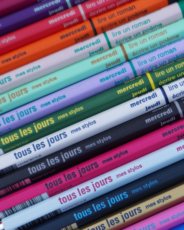 Tous les jours - en färgglad kulspetspenna i trä i retrostil för alla dagar. Finns i hela 15 olika färger med olika text, och kostar 79 kr. 😊 

#touslesjoursmesstylos #marksballpoint #lexispapoer #lundcity #visitlund #pappershandel #stationeryshop