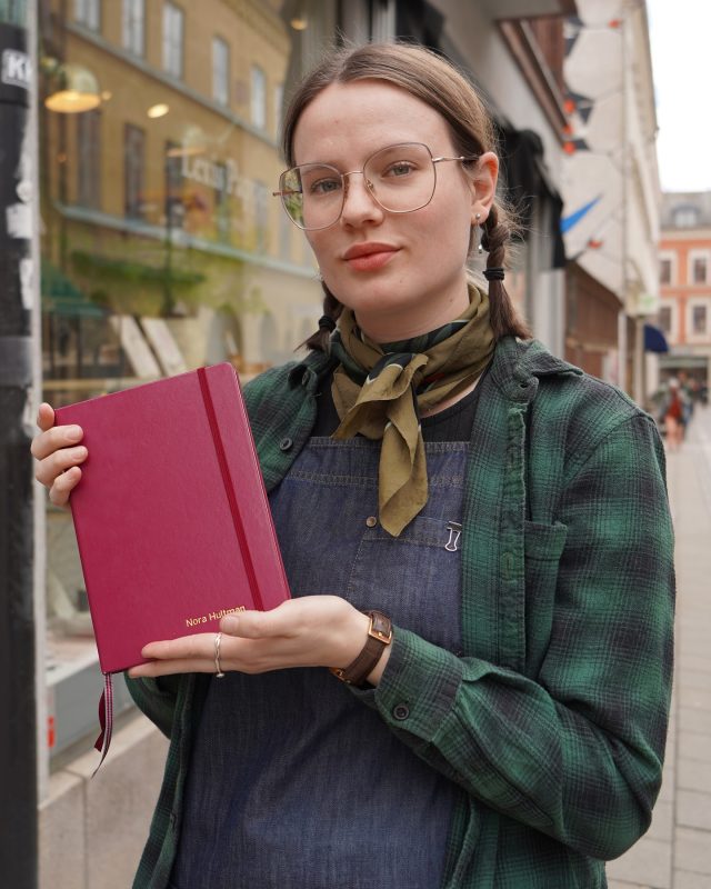 Gör din anteckningsbok personlig! ⭐️
Tisdag den 27 maj kl 12.30 till 18 har du möjlighet att få ditt namn präglat på en anteckningsbok från Leuchtturm1917 eller Paperstyle när vi håller ett präglingsevent på Lexis Papper.

Du kan välja mellan guld-, silver- eller blindprägling. Mängden text motsvarar ett namn med för- och efternamn, på en rad. Präglingen är kostnadsfri. 

Om du inte har möjlighet att komma så går det utmärkt att förbeställa en skrivbok i vår webshop och skriva under ”kommentar” i beställningen att du önskar få den präglad, och vad det ska stå. Beställ senast tisdag kl 10. 

Det går också utmärkt att komma förbi Lexis Papper och göra en beställning!

Utforska vårt sortiment från Leuchtturm1917 och Paperstyle på www.lexis.se.

#paperstyle #leuchtturm1917 @leuchtturm1917 #lexispapper #lundcity #visitskåne #visitlund