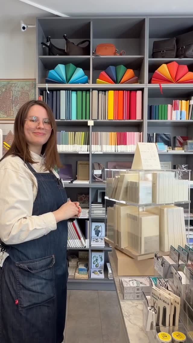 Nora fyller på med MD Notebooks och vi är särskilt glada över nyheten med prickade blad. Dessa fina skrivböcker finns i olika storlekar och med blanka, linjerade, rutade och nu även ”dot grid”. 😊 

Öppet som vanligt i helgen: lördag 10-16 och söndag 12-16.  Välkommen! 🌸🌞

#mdpaper #midori #japanesestationery #lexispapper #lundcity