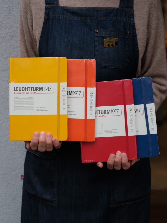 Vårt stora sortiment av skrivböcker från Leuchtturm 1917 är kompletterat med många fina nya färger och nya format. På bilden syns Leuchtturms klassiska skrivbok i A5 i de nya färgerna Sunflower, Pumpkin, Cherry och Indigo. Bland de nya formaten finns både B5 och B6+, aningen mindre på både höjden och bredden än A5 och A6. Välkommen till Lexis Papper! 

#leuchtturn1917 #lexispapper #lundcity #visitlund @leuchtturm1917