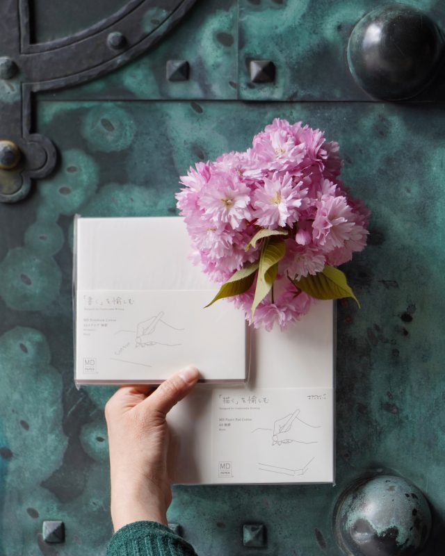 Idag har vi som vanligt söndagsöppet kl 12-16. Varmt välkommen till Lexis Papper! 🌸

Midoris MD Paper Notebooks har ett mjukt crèmefärgat papper som är mycket behagligt att skriva på och helt perfekt för reservoarpennor, även med blötare bläck. Dessa fina skrivböcker finns i olika storlekar, med blanka, linjerade och rutade blad, och nu även med vårens nyhet ”dot grid”. 😊 

#mdpaper #midori #japanesestationery #lexispapper #lundcity