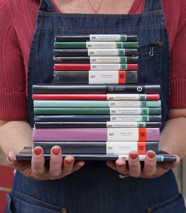 På Lexis Papper har vi nu ett väldigt stort sortiment av kalendrar för 2027 från varumärken som Moleskine, Leuchtturm 1917, Midori, Hightide, Rifle Paper, Almanacksförlaget, Mark’s, Filofax och Notem. Inom kort kommer även Rhodias kalendrar. 😊

Bilden visar ett urval av våra kalendrar från Moleskine. Välkommen in och hitta din favorit! 

#moleskine #lexispapper #lundcity #pappershandel