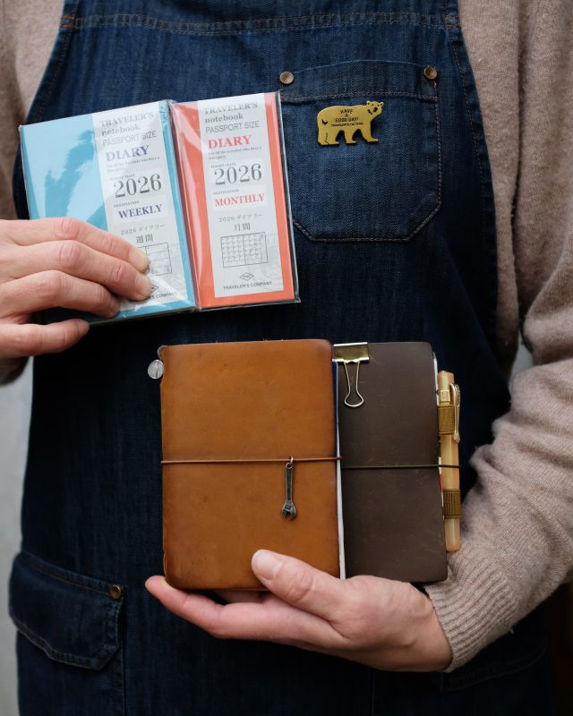 Vi har fyllt på både butik och webshop med kalendrar för 2026 från Traveler’s notebook. 2026 års tema är ”The Traveler’s Spirit”. 

#travelersnotebooks #travelerscompany #lexispapper #lundcity #visitlund 

We hereby declare the establishment of the TRAVELER’S SPIRIT Preservation Society.
We love to travel, smile when we are on the road, and talk with the locals. We taste the local cuisine and cherish the culture. We love paper and writing, and when we write a letter, we want to fly it into the sky and let it deliver slowly like a paper airplane. We write our travel memories in a notebook, and we keep those impressions in our hearts.

We love paper books and records, and use tools made by skilled craftsmen. We fill our stomachs with the simple taste of a family-run diner, and we savor coffee roasted by a solitary roaster.

We enjoy the excitement of the moment a journey begins, whether by plane, car, or train. The atmosphere of a slow, human-powered journey. It is our pleasure to travel somewhere far away.

We love solitude, yet we talk about what we like with the friends we meet on our travels, while respecting each other’s likes and differences. That is the TRAVELER’S SPIRIT. And when you set out on a journey with TRAVELER’S notebook in your hand, you are a member of the TRAVELER’S SPIRIT Preservation Society.

Have a nice trip with TRAVELER’S SPIRIT in 2026.