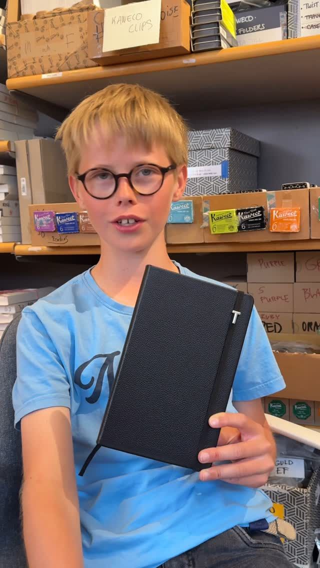 Emil presenterar Moleskine och veckans kampanj där du får en valfri bokstav när du köper en klassisk skrivbok med resårband. Vi har alla bokstäver A till Z. 

Även kalendrarna har resårband! Vi har nyligen fått hem 18-månaders kalendrar som gäller från nu och hela 2026. 

Det går utmärkt att beställa i webshoppen och ange som kommentar vilken bokstav du vill ha. 😊

#moleskine #lexispapper #lundcity #visitlund #visitskåne