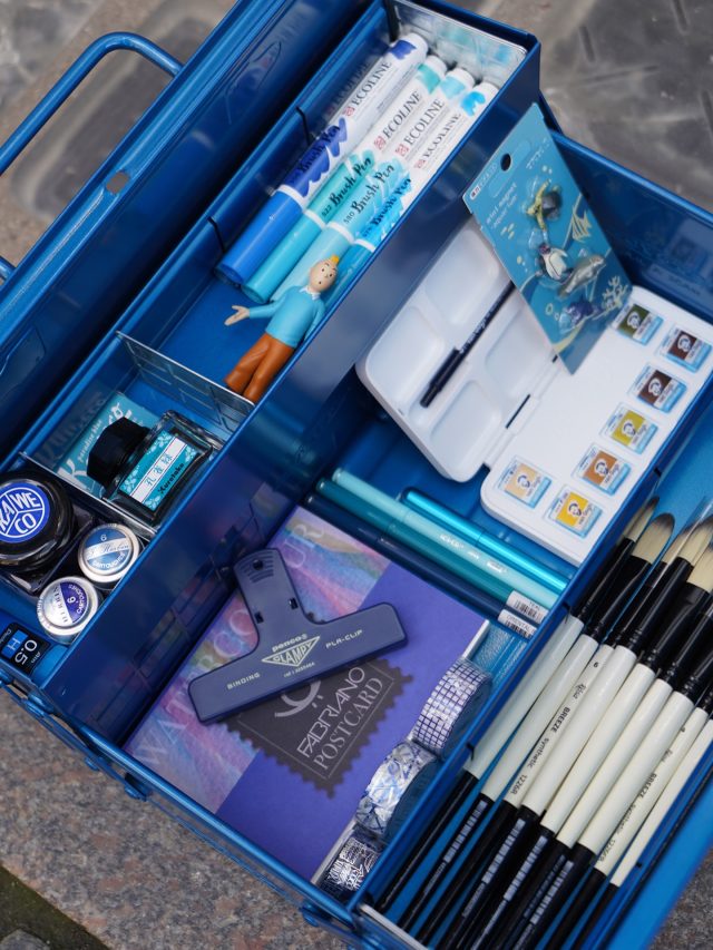 Vi har öppet som vanligt lördag 10-16 och söndag 12-16, och fortsätter med vår försäljning på trottoaren av utgående och enstaka produkter. 

Bild: Den största varianten av Toyo Steel Toolbox, ST 350, fylld med blå favoriter. Ecoline brushpens, penslar, akvarellblock Fabriano, bläck från Kaweco och Herbin, nyckelring Tintin, en blå Kaweco Liliput, pappersklämma Penco, magneter Midori, MT tape m.m. 💙

#toyosteel #toyosteeltoolbox #lexispapper #lundcity #visitlund #pappershandel #stationeryaddict #stationeryshop @toyosteel