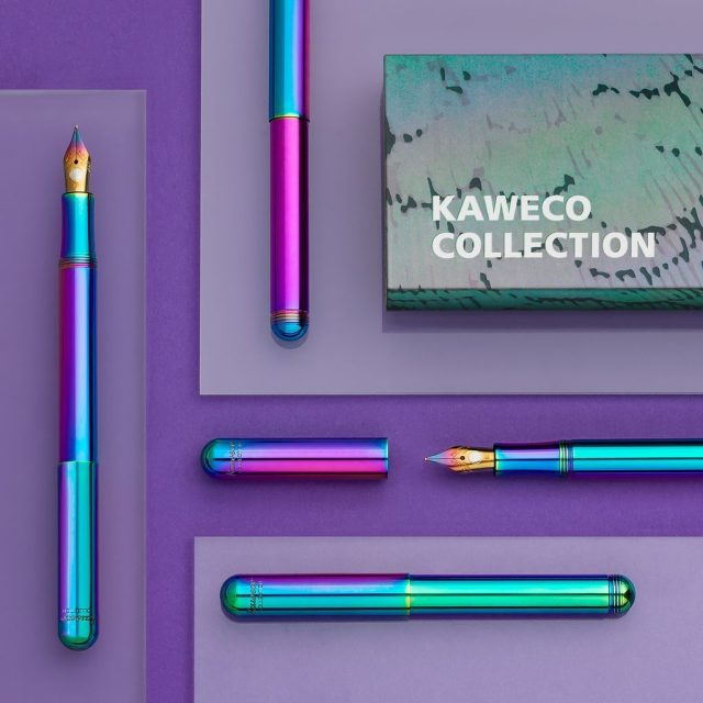 Sommarens nyhet: Kaweco Collection Liliput Kolibri 

Kawecos minsta reservoarpenna Liliput kommer nu i den nya varianten Kolibri. Färgmässigt är den rostfria stålkroppen lika slående som den fascinerande fjäderdräkten hos olika kolibriarter. De får sitt färgglada utseende tack vare ytstrukturen på sina fjädrar, känt som interferensfenomenet, där ljus reflekteras. Kaweco Collection Liliput Kolibri påminner om detta färgspel och får sin metalliska glans tack vare PVD-pläteringen, en process som resulterar i olika unika färgkombinationer, vilket gör varje penna unik.

En speciell höjdpunkt i denna variant av Liliput är en lasertemperaturbehandlad spets som skimrar i regnbågens färger. Reservoarpennan finns i Kawecos fem standardstorlekar, från extra fin (EF) till extra bred (BB) och är försedd med en bläckpatron i färgen Summer Purple.

Kaweco Collection Liliput Kolibri levereras i en silverfärgad plåtask med ett färgmatchande pappersfodral.

Den kan från och med nu förbeställas på vår hemsida och visas även i vår butik, med får inte säljas förrän 13 augusti kl. 12.

Förbeställ Liliput Kolibri på vår hemsida så skickar vi din penna den 13:e augusti, och det går också utmärkt att ange ”hämtas i butik” som alternativ. 

Priset är 1.549:-