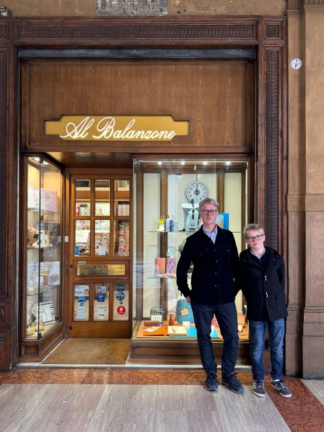 Vissa av oss har höstlov och är i Bologna, men Lexis Papper har öppet som vanligt i helgen ändå: lördag 10-16 och söndag 12-16. 

Vi önskar er en fin Allhelgonahelg! 🍁

Bild: Al Balanzone Cartoleria Storica i Bologna ❤️ Och Sven Petter & Emil. 

#lexispapper #lundcity