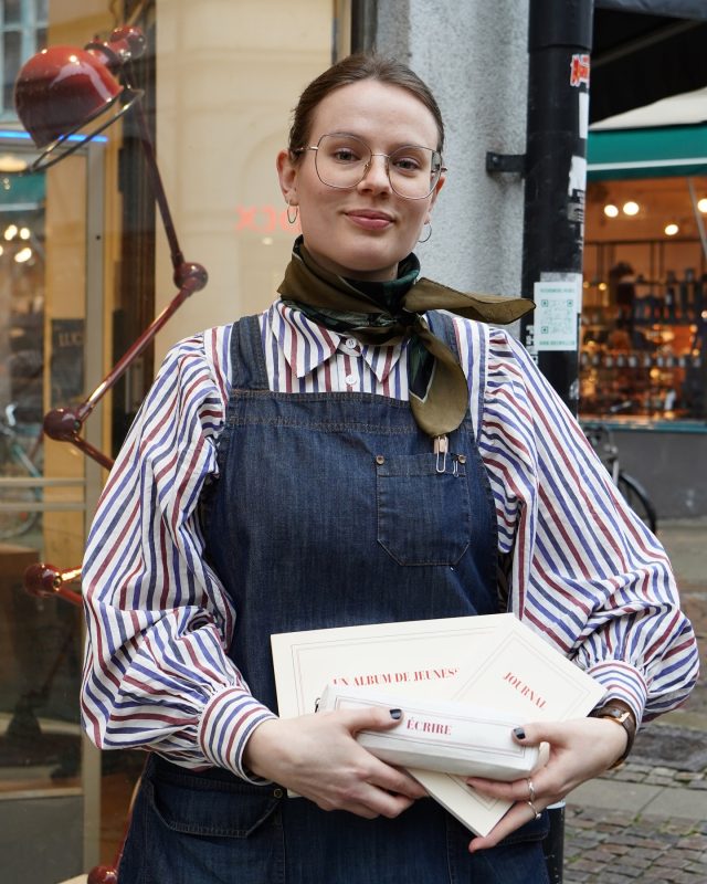 Vi har fyllt på butik och webshop med skrivböcker från Gallimard i många olika storlekar och varianter. 🇫🇷

Gallimard är ett franskt bokförlag som grundades 1911 i Paris av Gaston Gallimard. Förlaget är ett av Frankrikes största och och har genom åren publicerat bland annat  Simone de Beauvoir, Albert Camus, Jean-Marie Gustave Le Clézio, Milan Kundera, Patrick Modiano och Marcel Proust. Många menar att Gallimard har den bästa bibliografin i världen.

Deras böcker har haft exakt samma utformning sedan 1911, ett crèmefärgat omslag med text i typsnittet ”Didot” och en enkel inramning med tunna linjer i rött och svart. Skrivböckerna följer denna mall, och bär titlar som refererar till några av deras mest betydande och älskade verk som ”Les années” (Åren) av Annie Ernaux och ”Les Mots” (Orden) av Jean-Paul Sartre. Etuiet med sex blyertspennor innehåller därutöver också ”sex karaktärer på jakt efter en författare”. 😊

Skrivböckerna är tryckta i Frankrike på papper av hög kvalitet, de är trådbundna och diskret linjerade. Välkommen att utforska vårt sortiment av Gallimard! 🇫🇷 ❤️

#gallimard #papeteriegallimard #finestationery #pappershandel #lundcity #visitskåne #lexispapper