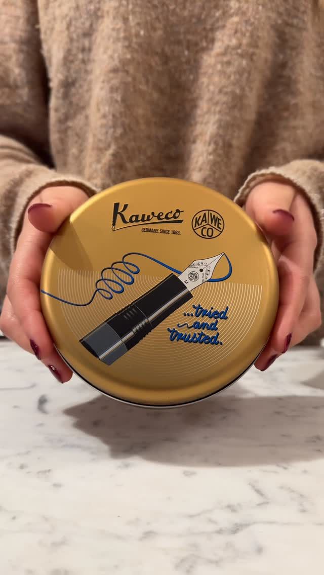 Ett julklappstips till alla som uppskattar en penna av högsta kvalitet, som njuter av hantverksskicklighet och gedigna material, och som finner glädje i reservoarpennor och vackra bläck: Kawecos mycket omtyckta Piston Filler som finns såväl i svart som i en helt underbar djupblå färg. 💙 Kaweco Piston Filler levereras i en rund plåtask i klassiskt utförande med en flaska blått bläck och kostar 1790 kr. 
 
”The Kaweco PISTON SPORT AL Navy/Gold combines timeless craftsmanship with modern functionality”. 
 
#Kaweco #WritingInstruments #FountainPenCommunity #Piston #lexispapper #lundcity #visitlund #pappershandel #stationeryshop #papeterie