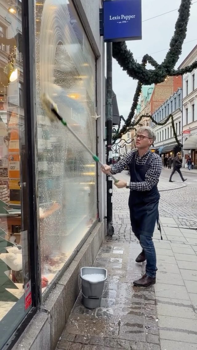 Nyputsade fönster och nya Tintin-figurer såhär dan före dan före dopparedan! 🎄⭐️😊

#lundcity #visitlund #lexispapper #tintin