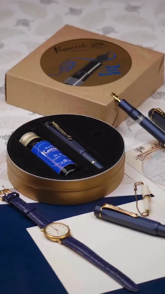 Höstens andra nyhet från Kaweco är den mycket omtyckta Piston Filler som nu finns i en helt underbar djupblå färg. 💙 Kaweco Piston Filler levereras i en rund plåtask i klassiskt utförande med en flaska blått bläck och kostar 1790 kr. 
 
”The Kaweco PISTON SPORT AL Navy/Gold combines timeless craftsmanship with modern functionality”. 

 
Inlägget är lånad av @kaweco.germany
 
#Kaweco #WritingInstruments #FountainPenCommunity #Piston #lexispapper #lundcity #visitlund #pappershandel #stationeryshop #papeterie