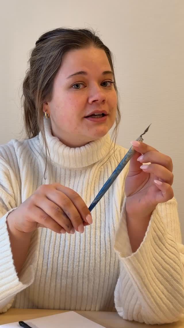 På Lexis Papper hittar du som är intresserad av kalligrafi såväl mängder med fina bläck och olika spetsar som hållare till spetsar, doppennor, glaspennor och förstås även block som lämpar sig särskilt väl för just kalligrafi. 

Vår medarbetare Sara har ett stort intresse för kalligrafi och guidar dig gärna, oavsett om du är nyfiken nybörjare eller mer erfaren! 

I filmen syns block från Rhodia, bläck från Kaweco och Kuretake samt boken ”Konsten att kalligrafera” som finns i både butik och webshop, samt spetsar och hållare som finns i butiken men inte i webshoppen, ännu alla fall. 😊