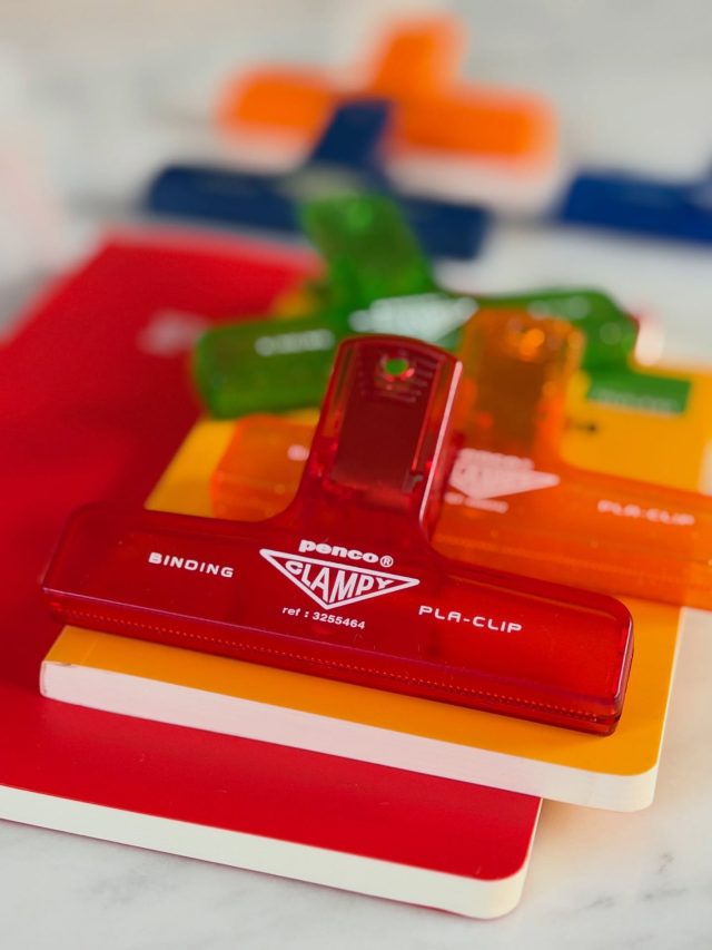 Som en vårbukett på skrivbordet! Pappersklämmor från Penco i glada färger, finns i butik och webbshop. 

Vi önskar en skön söndag! Om ni kommer förbi butiken så har vi öppet kl 12-16. 😊