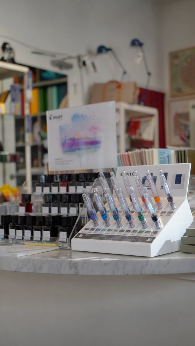 Vi har fått en display med prover på alla bläck från Pilot Iroshizuku. De djupa vackra färgerna är inspirerade av japansk kultur och natur och Iroshizuku är mångas favoritbläck. Välkommen in och botanisera bland våra bläck och hitta din favorit! 

#lundcity #lexispapper #visitlund #visitskåne #pappershandel #stationeryshop #papeterie #ink #bläck #iroshizuku #pilotink
