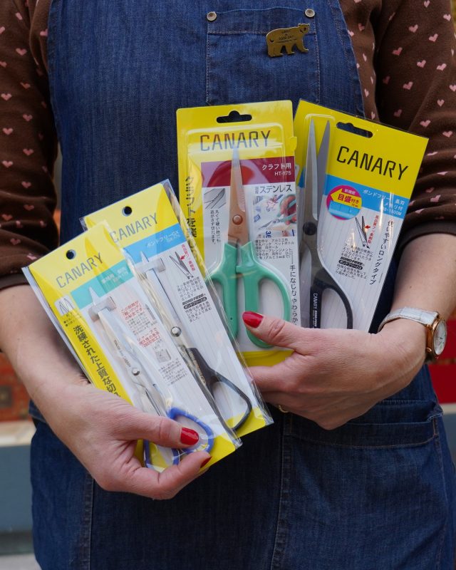 Hasegawa Hamono Canary är en japansk tillverkare av saxar av förstklassig kvalitet, med en nästan 100-årig historia. Canary kombinerar traditionellt hantverk och modern teknik för att skapa saxar med exceptionell prestanda och hög precision, designade för vardagsbruk - hållbara och komfortabla. De olika modellerna har olika fina detaljer som bland annat måttangivelser eller en beläggning av teflon på eggen som gör att t.ex. tejp inte fastnar. Vi har saxar för alla typer av hantverk, pappersarbete och pyssel. Du hittar saxarna i vår butik och i webshoppen under varumärket ”Canary”. 😊

#lexispappar #lundcity #hasegawa #saxar #visitlund